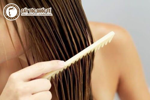 Chải đầu cũng phải đúng cách để bảo vệ tóc 