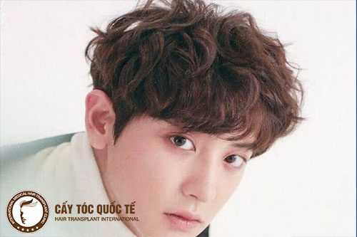 Kiểu tóc xoăn phù hợp với những người rụng tóc thưa và hói nhẹ nhàng Kiểu tóc xoăn phù hợp với những người rụng tóc thưa và hói nhẹ nhàng