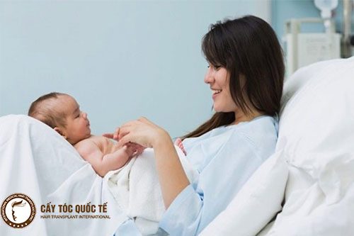 Giai đoạn sau khi sinh phụ nữ rất có thể bị rụng tóc Giai đoạn sau khi sinh phụ nữ rất có thể bị rụng tóc