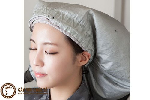 Nên hấp dầu 1 tháng từ 2-3/1 tháng sẽ giúp tóc cân bằng độ ẩm tự nhiên hơn Nên hấp dầu 1 tháng từ 2-3/1 tháng sẽ giúp tóc cân bằng độ ẩm tự nhiên hơn
