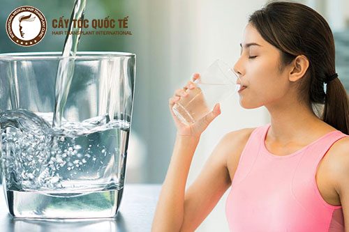 Uống nhiều nước sẽ giữ được độ ẩm tự nhiên cho da đầu dưỡng tóc trong mua hè Uống nhiều nước sẽ giữ được độ ẩm tự nhiên cho da đầu dưỡng tóc trong mua hè