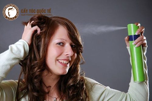 Đội mũ và xịt nước chống nắng giúp tóc và da đầu tránh khỏi tia cực tím từ mặt trời Đội mũ và xịt nước chống nắng giúp tóc và da đầu tránh khỏi tia cực tím từ mặt trời