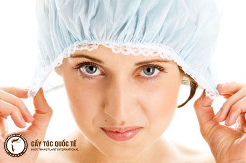 Dùng dầu xả để ủ tóc giúp tóc thẩm thấu hấp thụ tốt không kém gì các loại kem ủ tóc khác Dùng dầu xả để ủ tóc giúp tóc thẩm thấu hấp thụ tốt không kém gì các loại kem ủ tóc khác