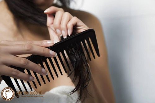 Lược răng thưa trải không chỏ giúp không rối tóc mà còn giúp sự lưu thông máu nang tóc rất tốt Lược răng thưa trải không chỏ giúp không rối tóc mà còn giúp sự lưu thông máu nang tóc rất tốt