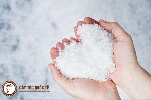Muối biển làm sạch da đầu loại bỏ gàu và thu nhở lỗ chân lông rất tốt 