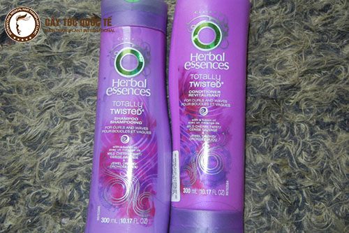 Herbal Essences Totally Twisted Curly bổ sung dưỡng chất cho tóc, giúp tóc xoăn bồng bềnh và dễ vào nếp hơn