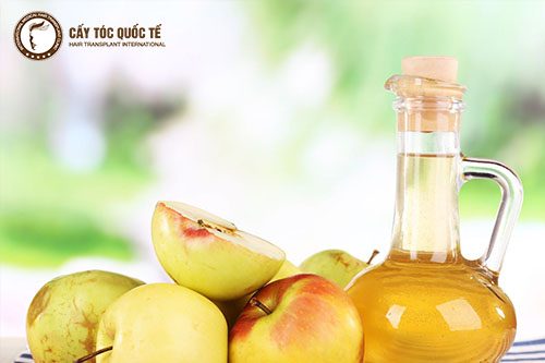 Dấm táo có khả năng khóa ẩm giảm thiểu tóc chẻ ngọn rất tốt dùng để dưỡng tóc tại nhà rất tốt